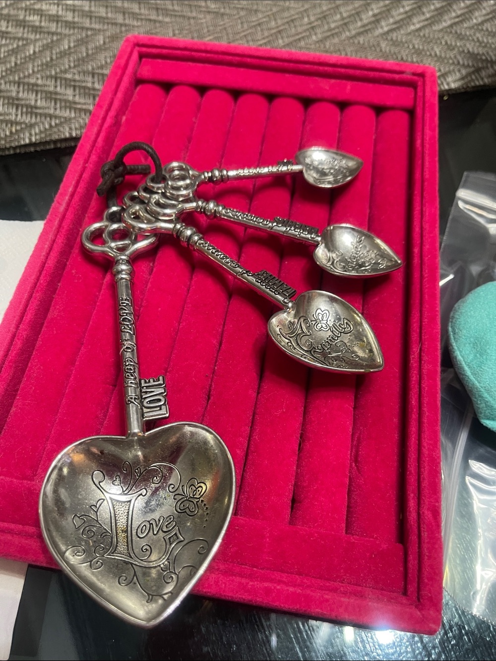 Vintage-Style 4 Heart Key Measuring Spoon Set in Silver -